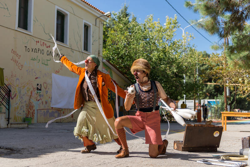 s:87:"Die "Clowns ohne Grenzen" Susie Wimmer (li.) und Max Meier bei ihrem Einsatz auf Lesbos";