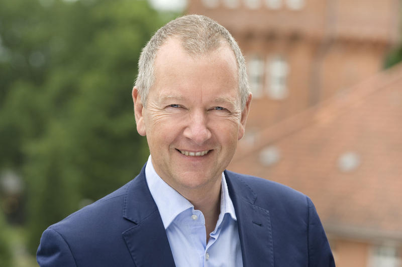 s:18:"Hanns-Stephan Haas";