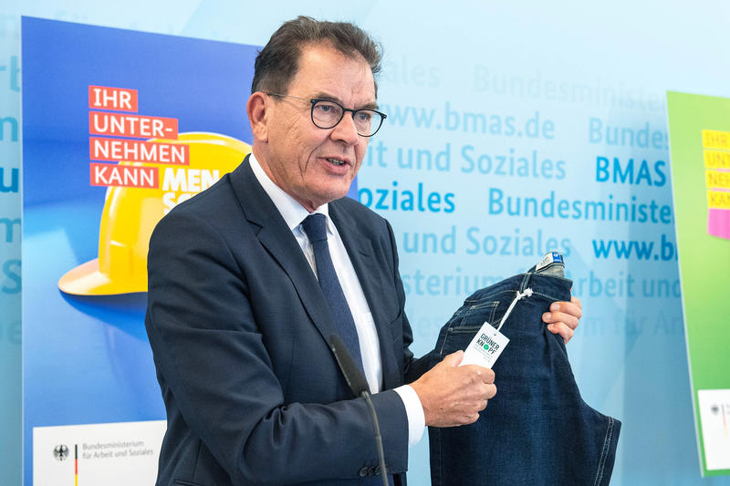s:60:"Minister Müller setzt sich für ein Lieferkettengesetz ein.";