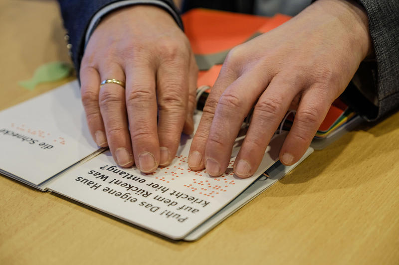 s:28:"Fühlbuch für blinde Kinder";