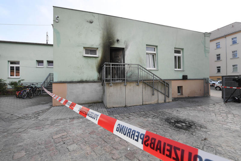 s:177:"Die Ermittlungen zu den vermutlich linksextremistischen Brandanschläge auf Fahrzeuge und Gebäude der
Landesaufnahmebehörde stehen noch ganz am Anfang. (Foto vom 26.09.2016).";