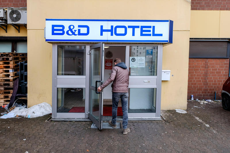 s:63:"In vielen deutschen Städten überwintern Obdachlose in Hotels.";