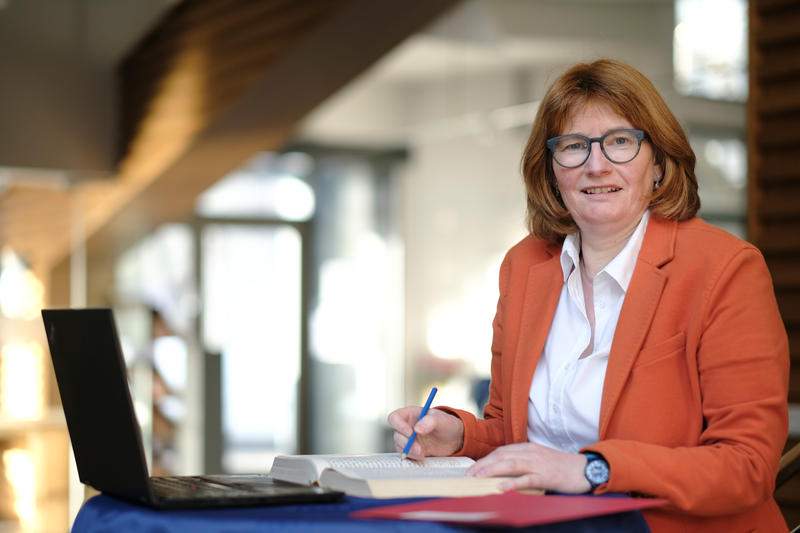 s:135:"Fast wäre Susanne Bei der Wieden Kirchenmusikerin geworden, doch dann war die Liebe zur Theologie doch stärker. (Foto vom 23.02.2021)";