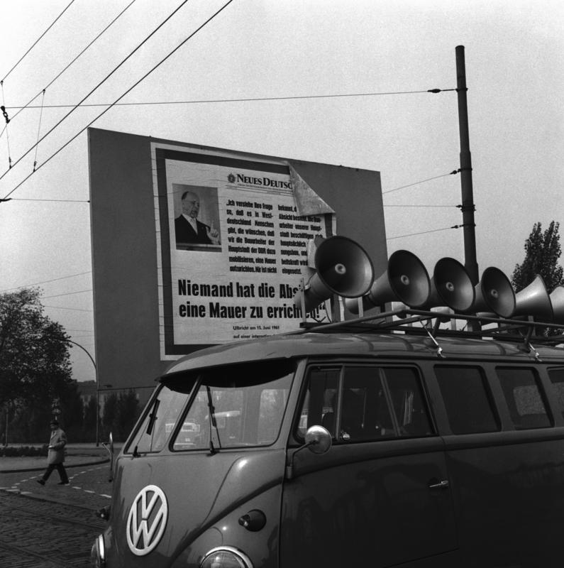s:132:"Wenn der alte Bully als Elektroauto abgasfrei fährt, erfreut das Liebhaber und spart den Neubau eines Wagens. (Foto vom 17.10.1961)";