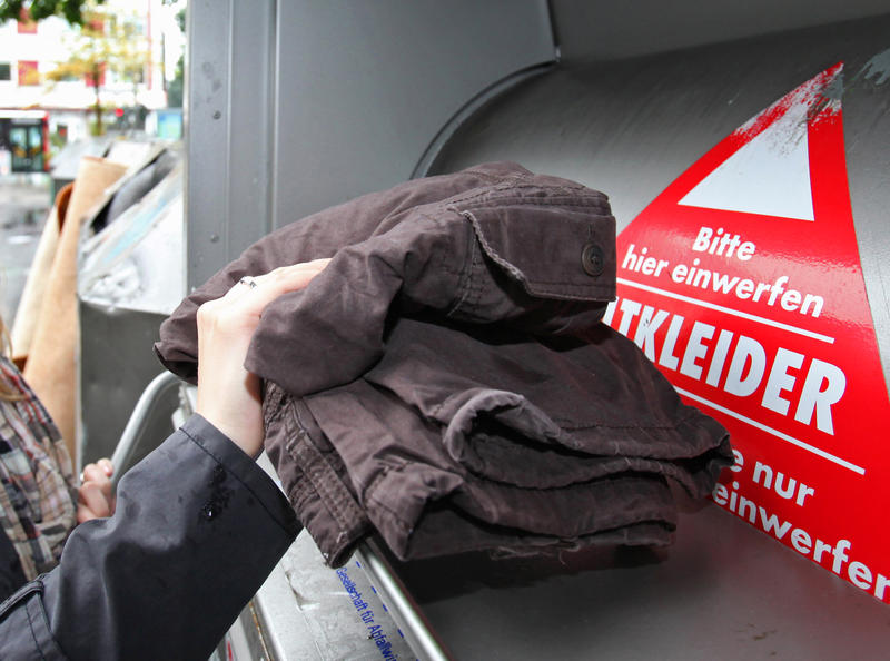 s:20:"Altkleider-Container";