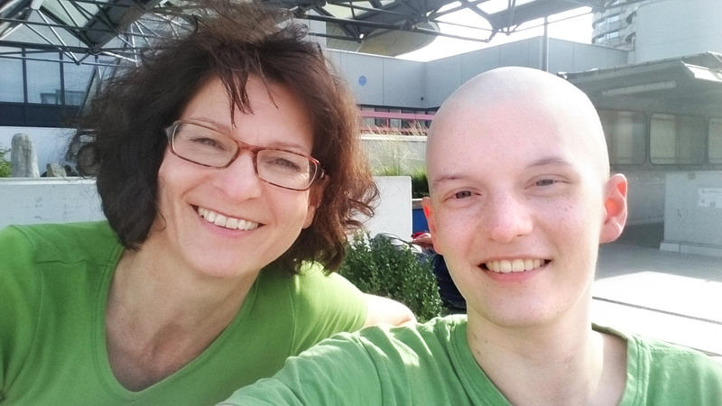 s:87:"Henning Sablowski wurde nur 22 Jahre alt - hier mit seiner Mutter Claudia im Jahr 2016.";