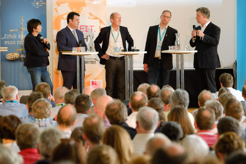 s:181:" Paul-Bernhard Kallen (r.) ist gefragter Gesprächspartner zum Thema "Digitalisierung" wie hier auf dem Podium zum Thema "Friedliche digitale Arbeitswelt4.0?" auf dem Katholikentag";