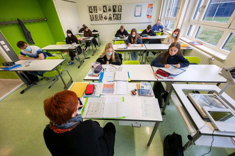 s:58:"Drei von vier Schülern besuchen den Religionsunterricht. ";