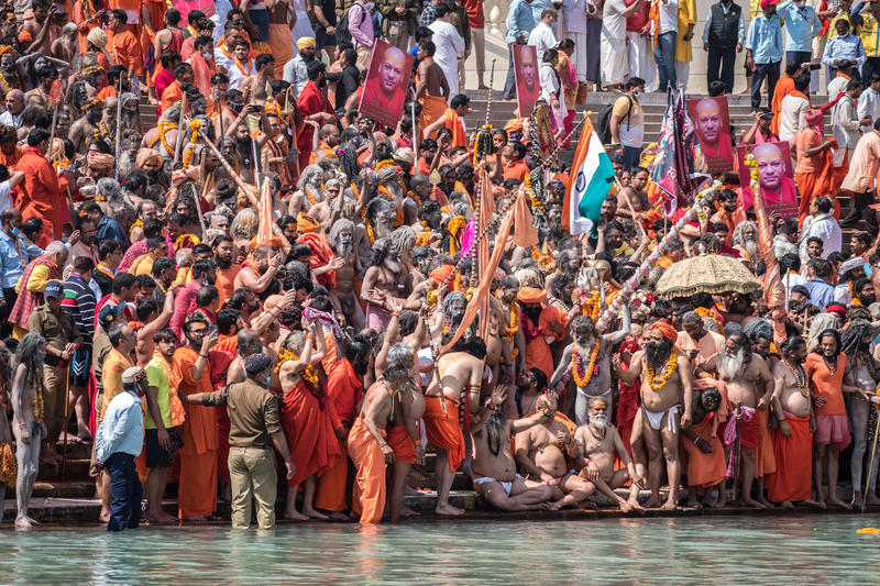 s:59:"Kein Abstand, keine Maskien: Pilgerfest Kumbh Mela im März";