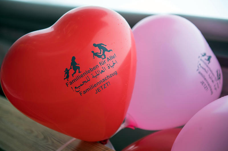 s:122:"Mit der Botschaft "Gott ist die Liebe" haben Kirchengemeinden Luftballons in den Himmel steigen lassen.";