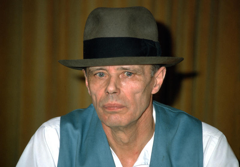 s:25:"Joseph Beuys im Jahr 1984";