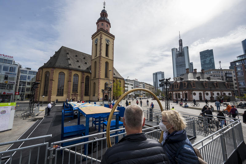 s:57:"Ein Riesentisch zum Ökumenischen Kirchentag in Frankfurt";