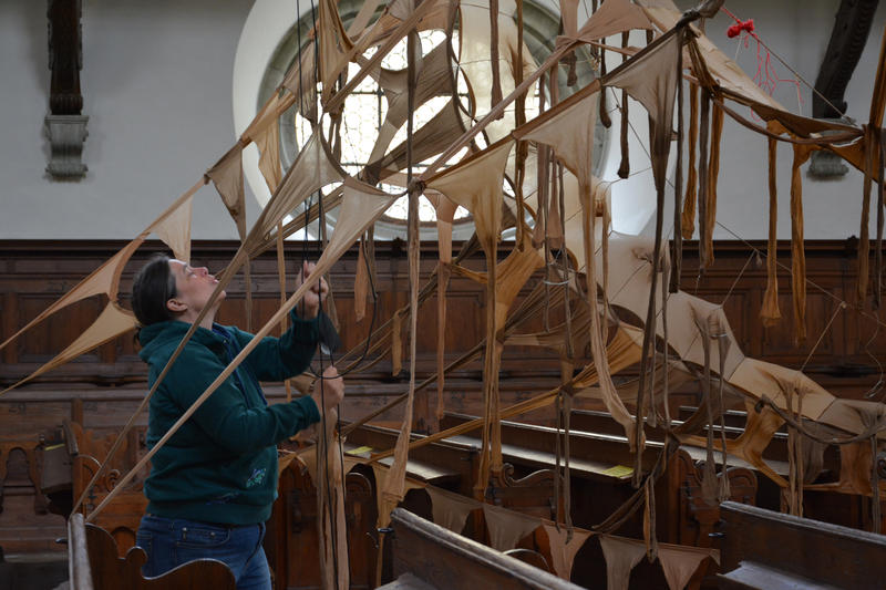 s:73:"Kunstinstallation "Drei: innen" in der Dreieinigkeitskirche in Regensburg";