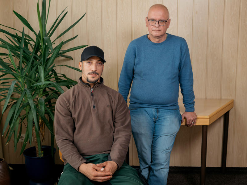 s:51:"Milan (Name geändert) und Diakon Holger Reiss (r.)";