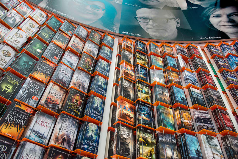 s:42:"Regal mit Büchern (Frankfurter Buchmesse)";