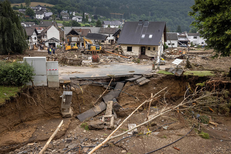 s:70:"Aufräumarbeiten nach der Hochwasserkatastrophe im Westen Deutschlands";