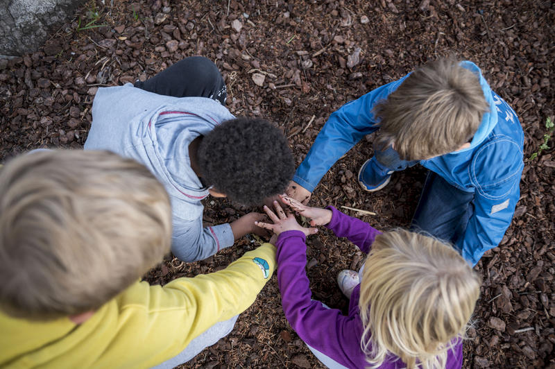 s:47:"Kinder spielen im Geschwisterhaus in Darmstadt.";