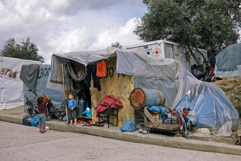 s:81:"Februar 2020: Menschen im später abgebrannten Flüchtlingslager Moria auf Lesbos";