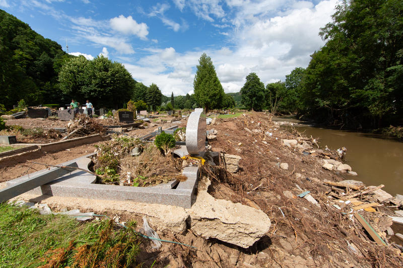 s:58:"Friedhof in Schleiden-Gemuend nach der Unwetterkatastrophe";