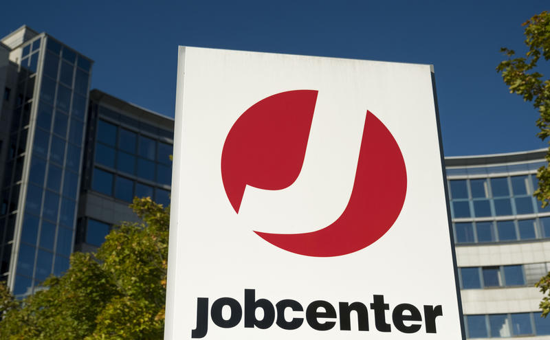 s:39:"Leuchttafel am Eingang eines Jobcenters";