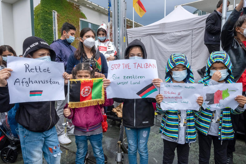 s:61:"Demonstration fuer Aufnahme von Fluechtlingen aus Afghanistan";