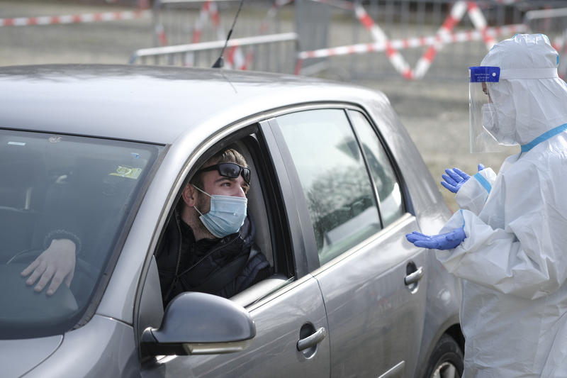 s:49:"Drive-in-Gurgel-Testzentrum in Frankfurt am Main";