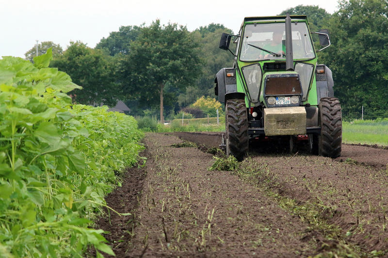 s:182:"Die Deutsche Bundesstiftung Umwelt (DBU) unterstützt eine Initiative zur Vermeidung und Verminderung von Pestiziden in der Landwirtschaft mit drei Millionen Euro. (Foto v. 11.07.20)";