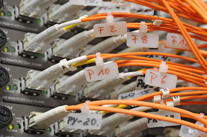 s:33:"Netzwerkkabel an Internet-Servern";