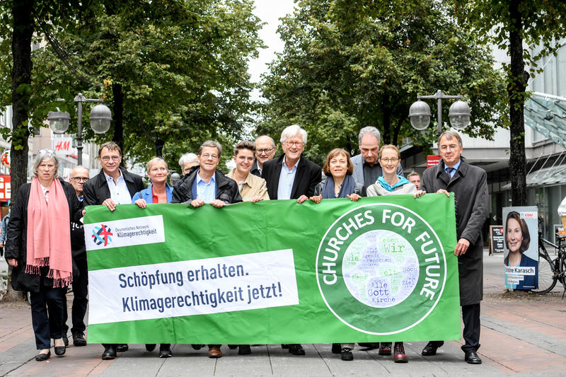 s:63:"Mitglieder des EKD-Rats bei der Klima-Demonstration in Hannover";