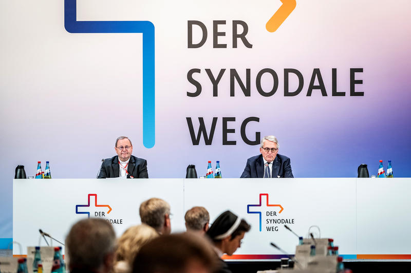 s:50:"Bischof Bätzing (l.) und ZdK-Präsident Sternberg";