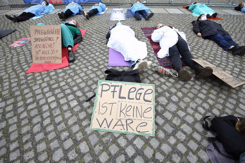 s:47:"Sleep-in-Protest gegen Pflegenotstand in Berlin";