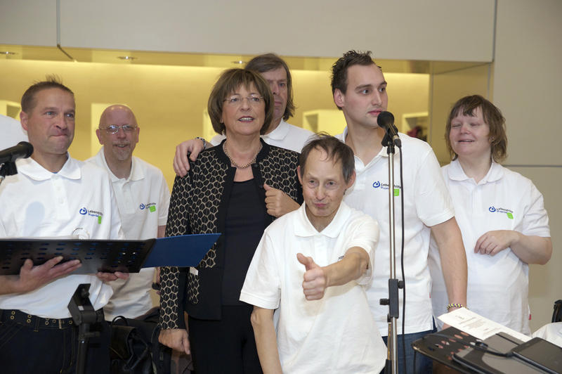 s:77:"Ulla Schmidt mit Mitgliedern des Chors der Lebenshilfe Wuppertal im Jahr 2014";