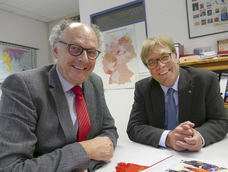 s:82:"Lippischer Landessuperintendent Arends (re.) als Chef des Missionswerks bestätigt";