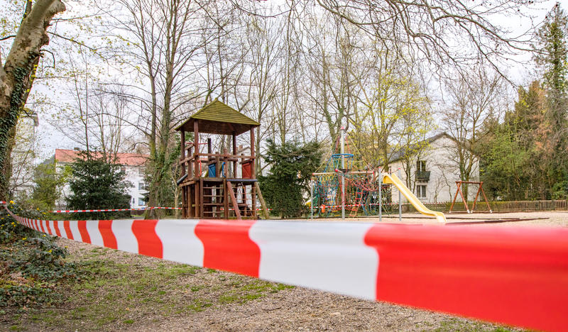 s:37:"Abgesperrter Spielplatz im März 2020";