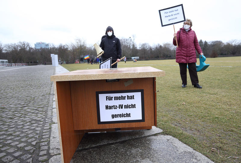 s:46:"Protestaktion gegen geringe Hartz-IV-Zahlungen";