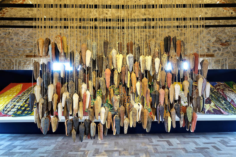 s:54:"Installation mit Maiskolben aus Ton im Cencalli-Museum";