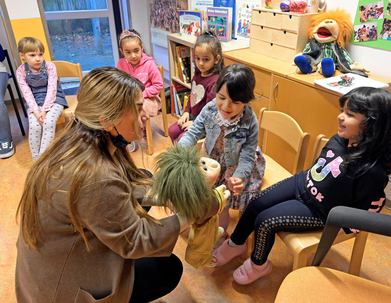 s:69:"Die Handpuppe "Matin" nimmt den Kindern die Angst vor allem Fremden.";