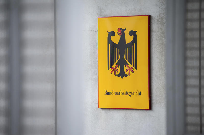 s:43:"Schild am Eingang des Bundesarbeitsgerichts";