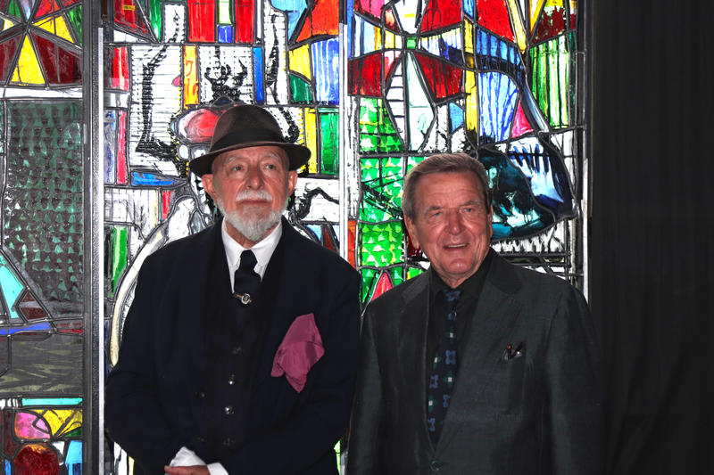 s:80:"Markus Lüpertz und Gerhard Schröder im Juli 2021 vor dem umstrittenen Fenster.";