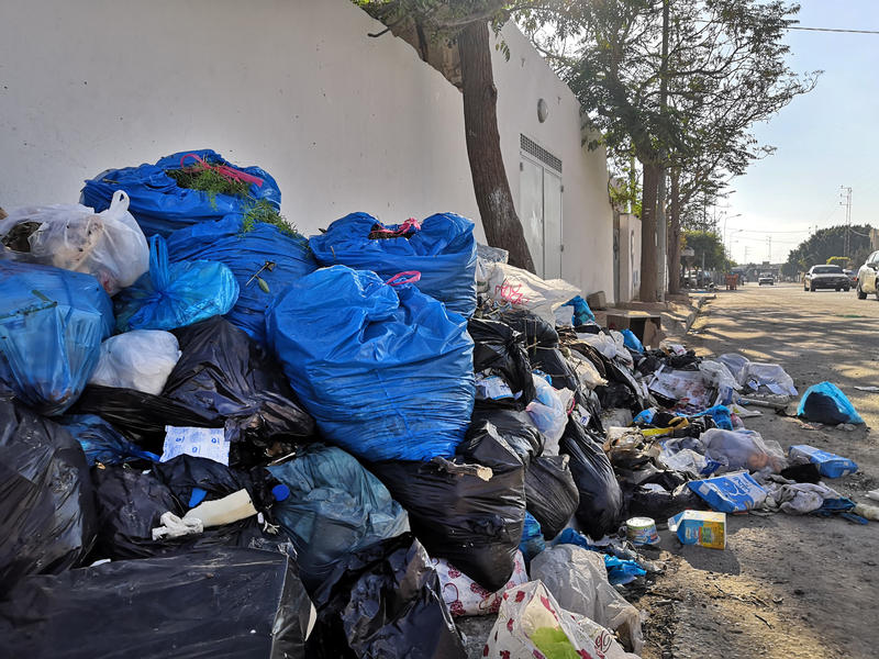 s:45:"In Sfax türmt sich der Müll am Straßenrand";