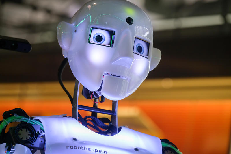 s:113:"Ein humanoider Roboter auf einer Ausstellung im Heinz Nixdorf MuseumsForum Paderborn zur künstlichen Intelligenz";