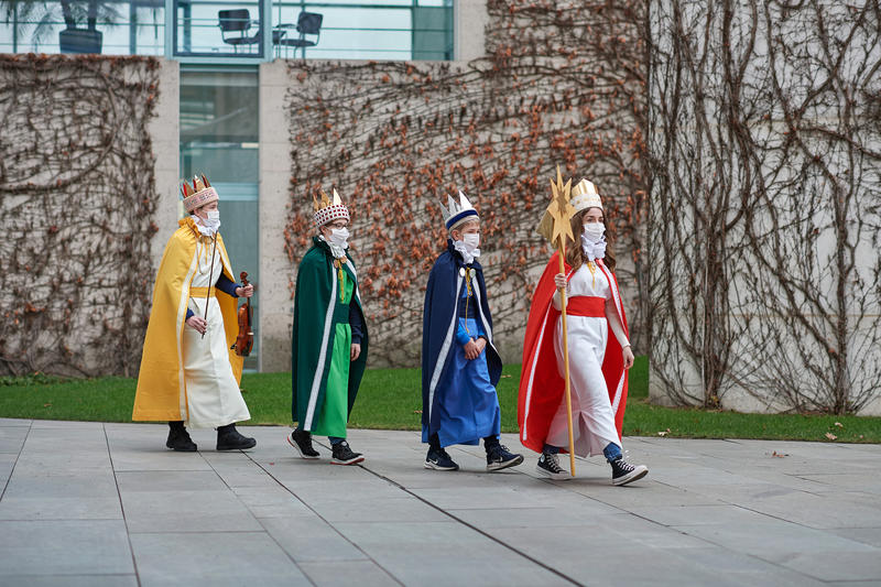 s:53:"Osnabrücker Sternsinger bringen Segen in den Landtag";