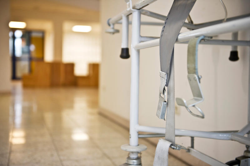 s:33:"Flur einer psychiatrischen Klinik";
