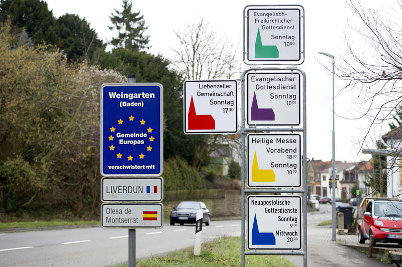 s:63:"Hinweisschilder auf Gottesdienste am Ortseingang von Weingarten";