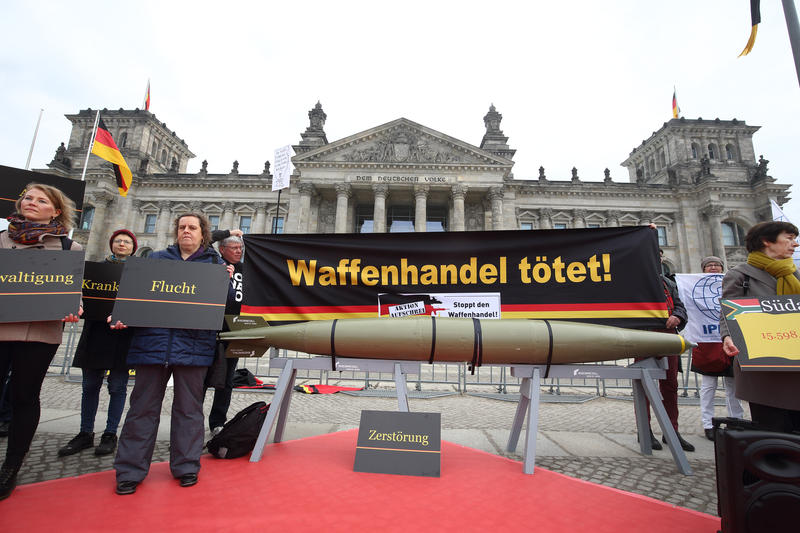 s:71:"Protestaktion 2019: Aktivisten fordern in Berlin Ende des Waffenhandels";
