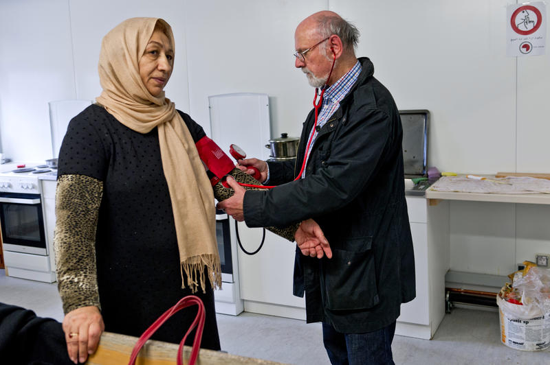 s:58:"Symbolbild: Arzt untersucht Frau mit Migrationshintergrund";