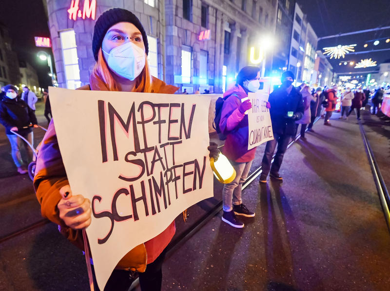 s:45:"Ärzte und Pflegekräfte werben fürs Impfen.";