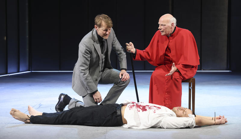 s:102:"Gerhard Ulrich (r.) als Großinquisitor, mit den Schauspielern Calvin-Noel Auer und Immanuel Humm (l.)";