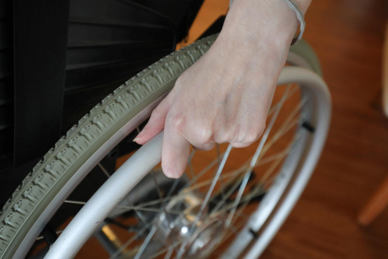 s:17:"Frau im Rollstuhl";