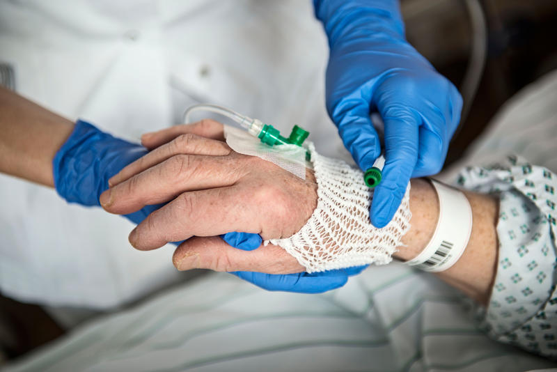s:38:"Krankenpflegerin beim Infusionswechsel";